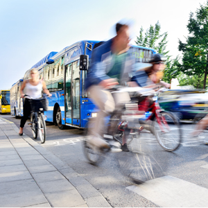 Fahrradfahrer vor einem Bus. Link zur Rubrik Mobilität und Reisen.